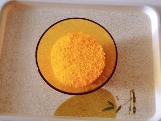 3、避风塘炒蟹,备好面包糠