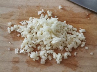 4、避风塘炒蟹,蒜切碎