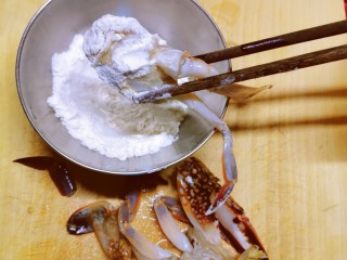 8、避风塘炒蟹,切块  切口处蘸上面粉