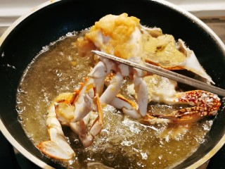 9、避风塘炒蟹,起油锅 加热6成热 放入海蟹块炸至两面泛黄