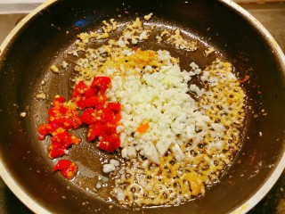 11、避风塘炒蟹,再起油锅 锅中留下底油 加热放入姜碎 蒜碎 剁辣椒 炒香