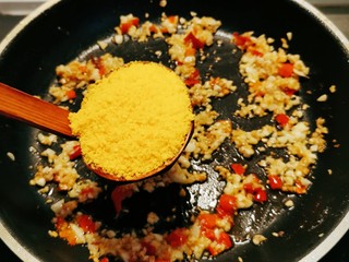 12、避风塘炒蟹,放入面包糠