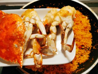 14、避风塘炒蟹,倒入炸好的海蟹