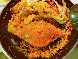 15、避风塘炒蟹,翻炒 炒至面包糠包裹住海蟹 关火