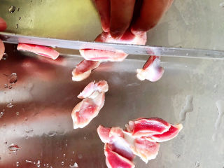 2、青椒炒鸡胗,将鸡胗切成薄片。