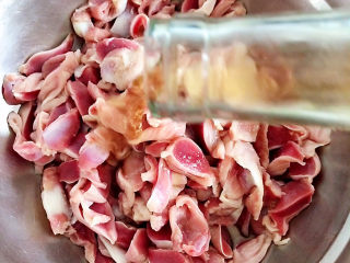 4、青椒炒鸡胗,加入盐、料酒、耗油、生抽。