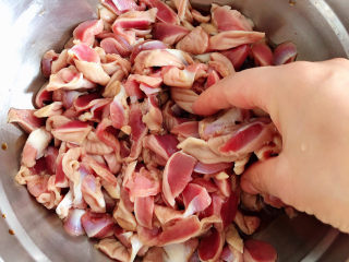 5、青椒炒鸡胗,搅拌均匀，腌制30-60分钟。