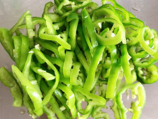 7、青椒炒鸡胗,青椒切丝儿待用。