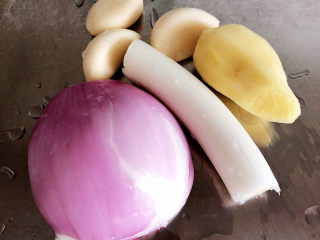 8、青椒炒鸡胗,准备好葱姜蒜、洋葱。