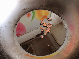 11、青椒炒鸡胗,锅中倒入油，煸香花椒粒。