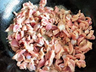 12、青椒炒鸡胗,放入腌制好的鸡胗，翻炒均匀。