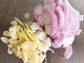 9、青椒炒鸡胗,配菜切好待用。