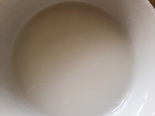 10、青椒炒鸡胗,准备少量的淀粉水。