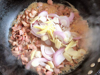 13、青椒炒鸡胗,鸡胗会出很多水，大约炒五分钟后，放入葱姜蒜、洋葱继续爆炒。