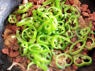 16、青椒炒鸡胗,加入青椒翻炒均匀。