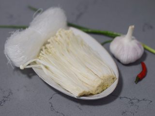 1、蒜蓉粉丝蒸金针菇,将材料准备好