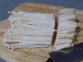 5、蒜蓉粉丝蒸金针菇,切去根部不要