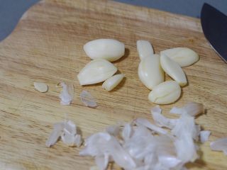 7、蒜蓉粉丝蒸金针菇,蒜拍碎，剥去外皮