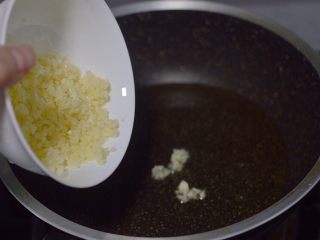 10、蒜蓉粉丝蒸金针菇,锅里烧热油，倒入一半蒜末