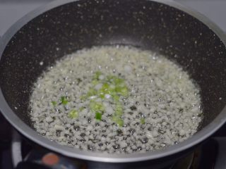 11、蒜蓉粉丝蒸金针菇,煎炸至微黄后加入葱白关火