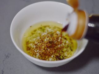 13、蒜蓉粉丝蒸金针菇,加入酱油和蚝油