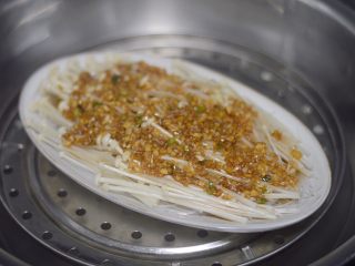 17、蒜蓉粉丝蒸金针菇,上蒸锅，大火蒸约8-10分钟