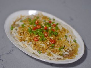 18、蒜蓉粉丝蒸金针菇,蒸好后取出，撒上葱花和小米辣