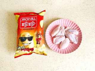 1、薯片鸡翅,准备好食材