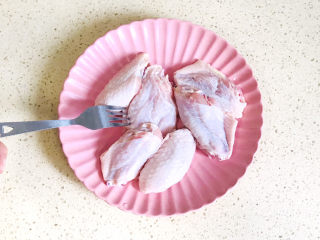 2、薯片鸡翅,鸡翅洗净,用叉子插上洞洞,方便入味