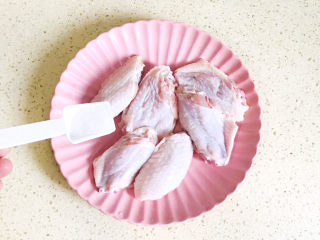 3、薯片鸡翅,撒上盐调味
