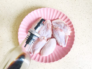 4、薯片鸡翅,淋入生抽