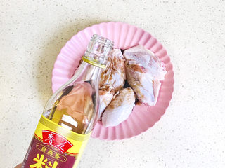 5、薯片鸡翅,淋入料酒