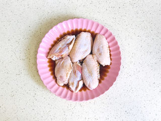 6、薯片鸡翅,搅拌均匀,静置半小时,腌制入味