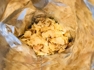 8、薯片鸡翅,用手按压碎