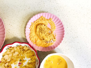 10、薯片鸡翅,将已经腌制入味的鸡翅放进新奥尔良烤翅腌料里,滚一下