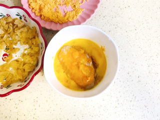 11、薯片鸡翅,再放进鸡蛋液滚一下