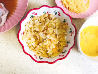 12、薯片鸡翅,最后放进薯片里,裹上厚厚的的薯片