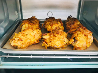 15、薯片鸡翅,美味的薯片烤鸡翅出炉了