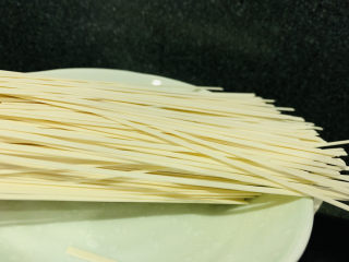 1、老北京炸酱面,挂面，想吃多少准备多少