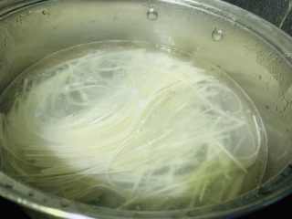 2、老北京炸酱面,汤锅加清水，加少许油和盐，大火烧开，加入挂面