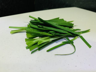 3、老北京炸酱面,韭菜洗净，切段