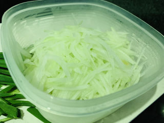 4、老北京炸酱面,黄瓜洗净，推丝