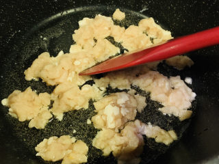 7、老北京炸酱面,锅加食用油，热锅，加入鸡胸肉，炒香