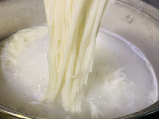 18、老北京炸酱面,挂面起锅