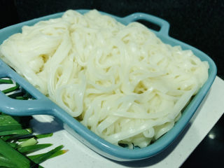 19、老北京炸酱面,盛碗里，铺上黄瓜丝，韭菜炒香铺上，加上炒好的鸡胸肉笋酱