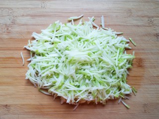 4、冰花锅贴,西葫芦用擦丝器擦成细丝。