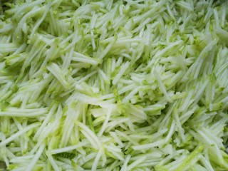 5、冰花锅贴,加入盐搅拌均匀,静置10分钟左右至出水,攥干水分备用。