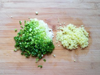 7、冰花锅贴,小葱和生姜分别切碎。