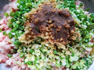 9、冰花锅贴,炒锅内倒适量的食用油烧热,浇在十三香上面激出香味。