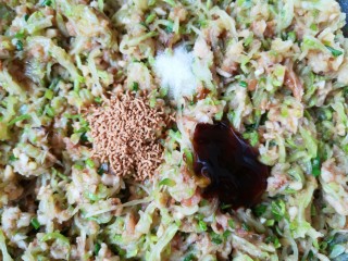 12、冰花锅贴,加入盐、原味鲜、蚝油和香油搅拌均匀。